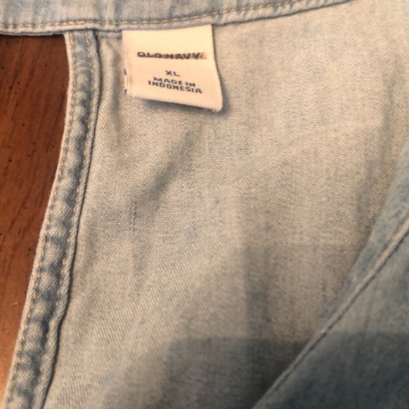 Chambray tank top with key hole in the back - Picture 2 of 4